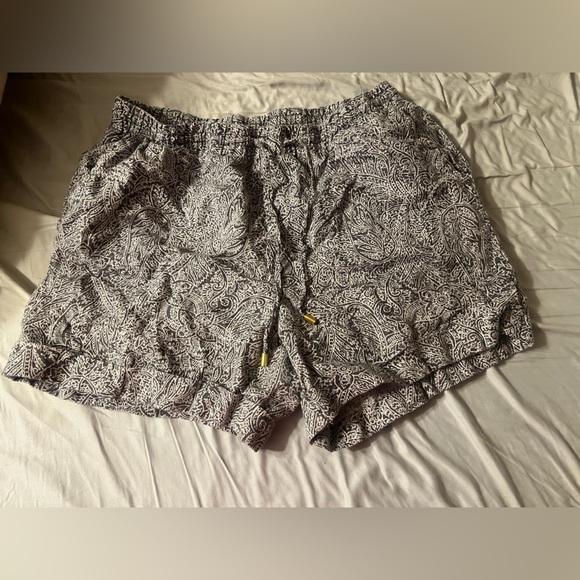 Ellen Tracy Pants - Ellen Tracy Gray Paisley Shorts